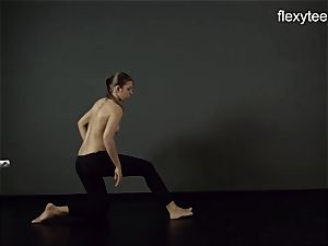 FlexyTeens - Zina demonstrates flexible nude body